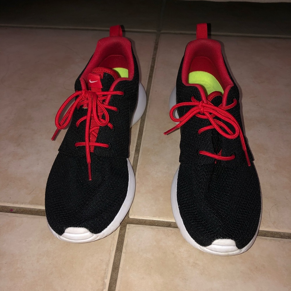 Nike roshe sneakers (womens)